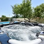 In With Jacuzzi Semesterbostad